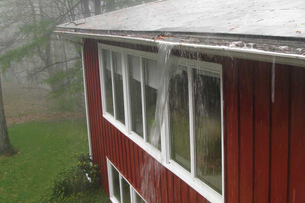 Dirty and clogged gutters - Top Dog Home Pro Woodbriudge, VA